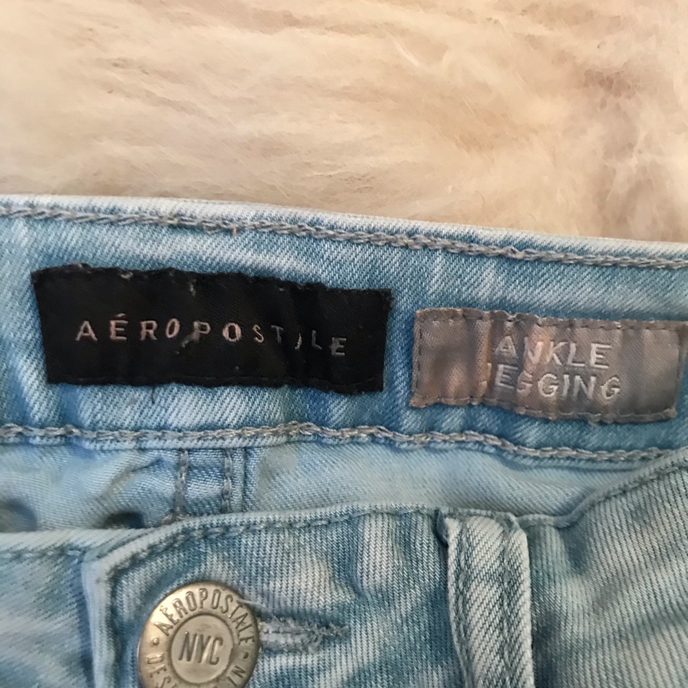 Light-wash Ripped Jeans - Picture 4 of 5